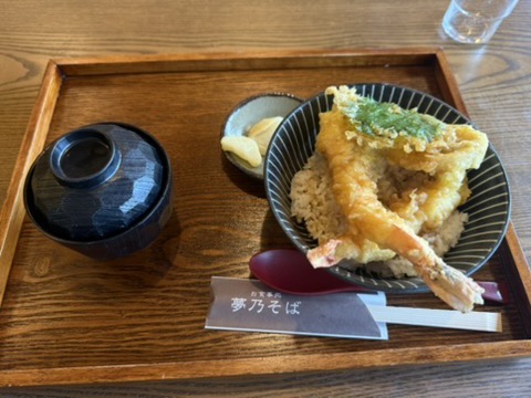 Ebi don at 夢乃そば: two fried prawns over rice, with miso soup and takuan on a wooden tray.